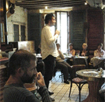 L'animateur lance le débat au Café Citoyen de Caen